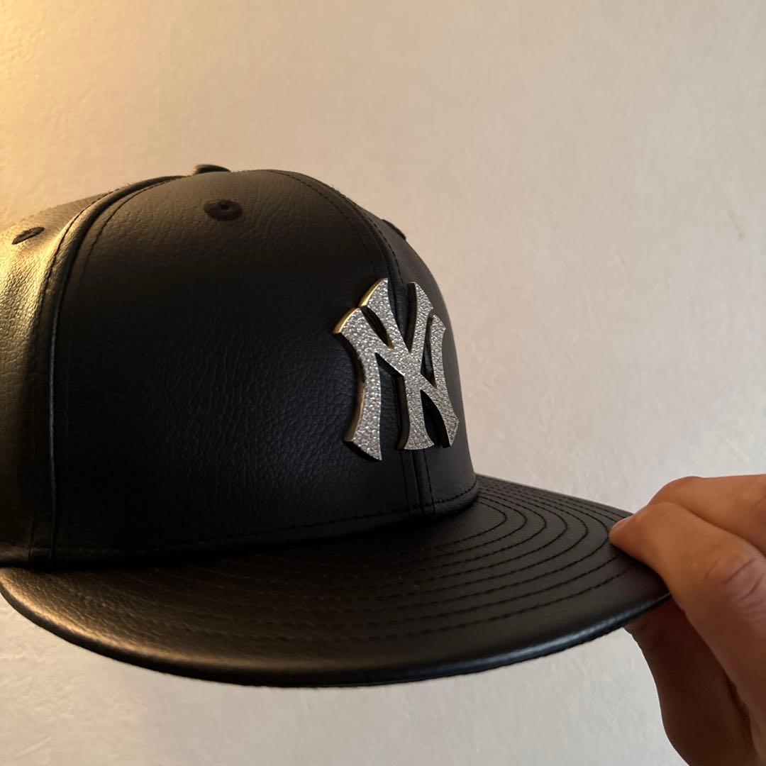NEW ERAニューエラフェイクレザー ラインストーン NYロゴ キャップ
