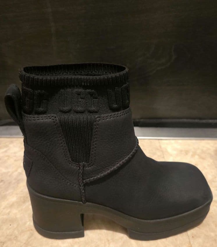 専用！！UGG ブラック サイドゴアブーツ　アグ　厚底　ヒール　黒