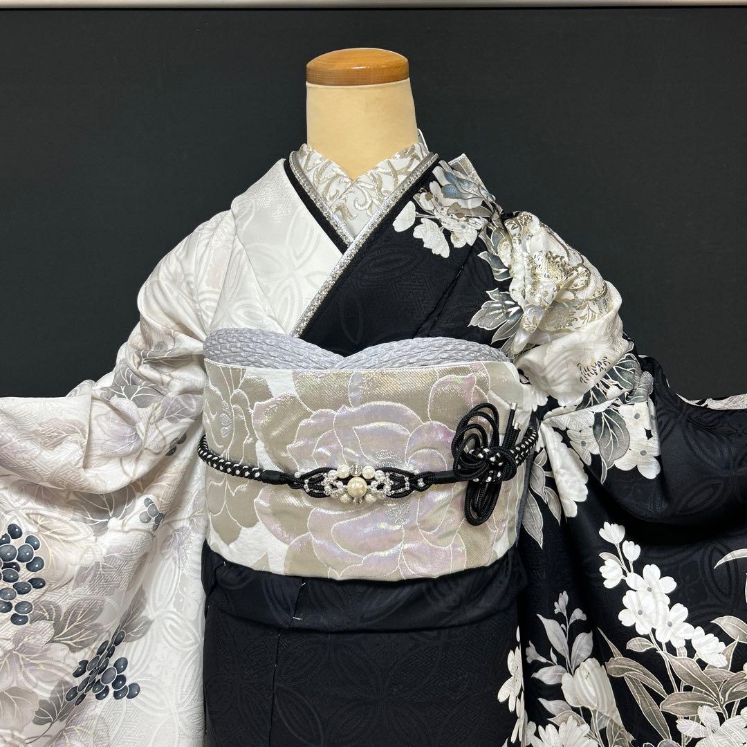 黒地に白の上品な牡丹柄の振袖フルセット