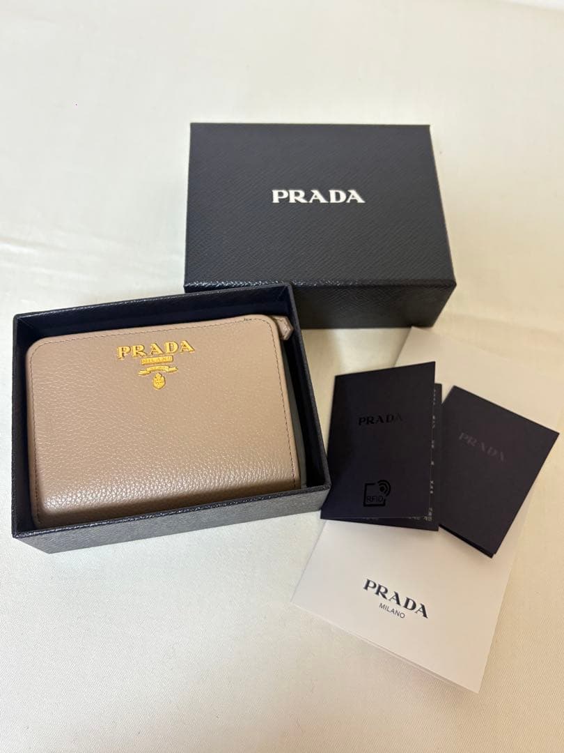 PRADA ベージュレザー二つ折り財布　ほぼ新品同様
