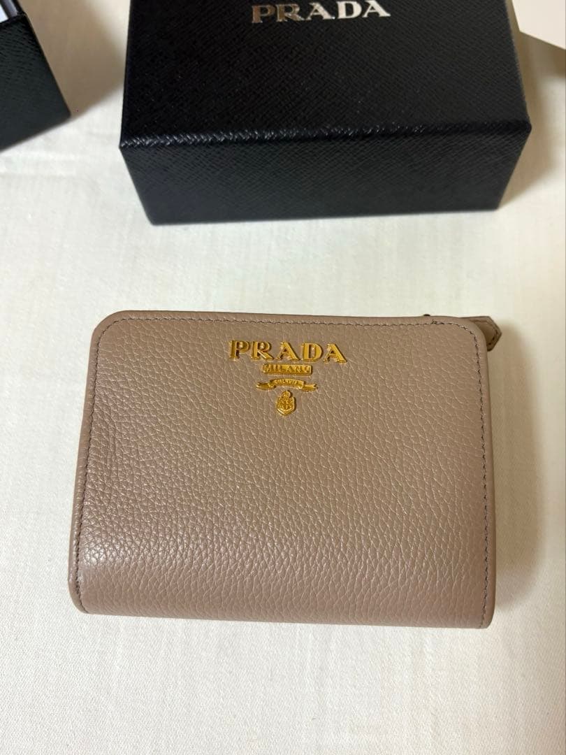 PRADA ベージュレザー二つ折り財布　ほぼ新品同様