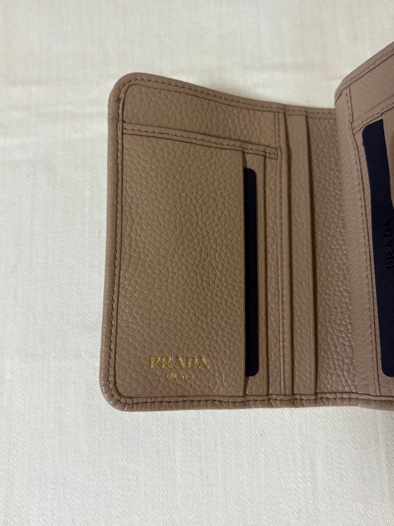 PRADA ベージュレザー二つ折り財布　ほぼ新品同様