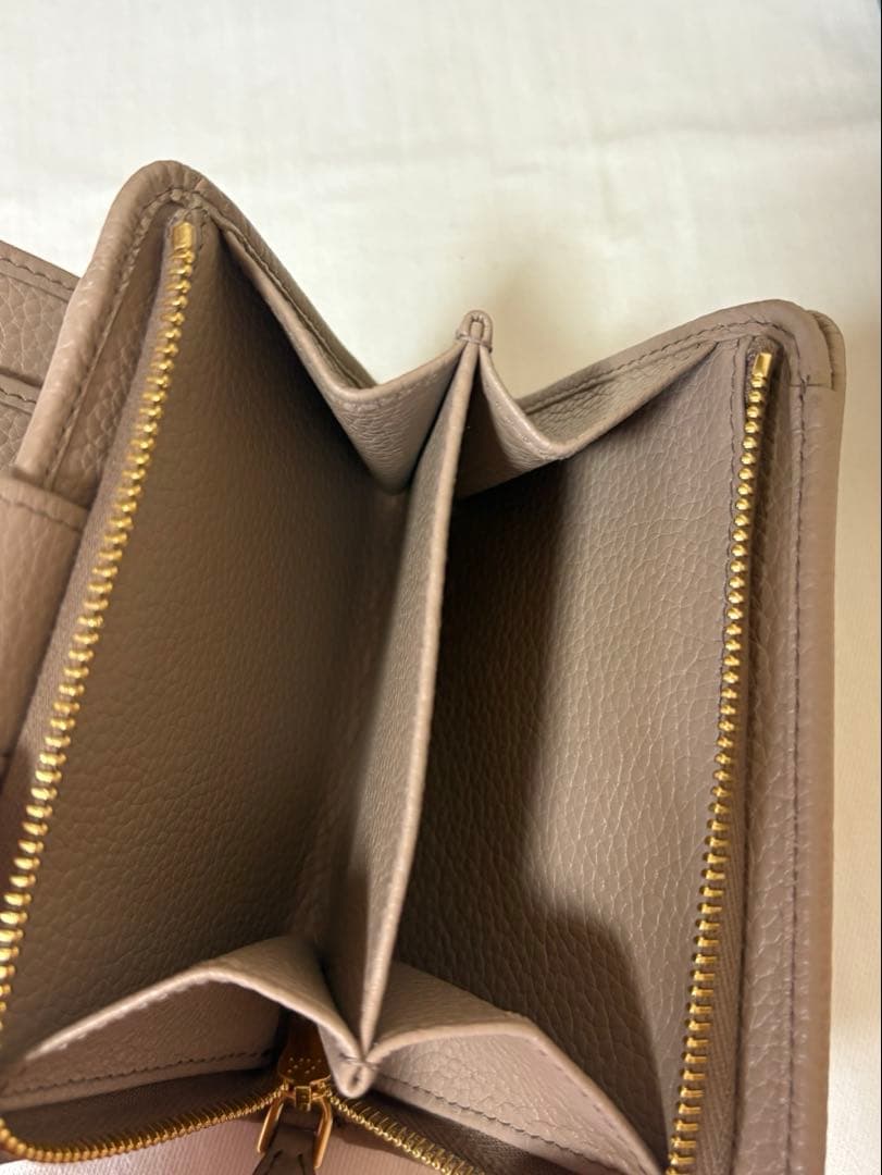 PRADA ベージュレザー二つ折り財布　ほぼ新品同様