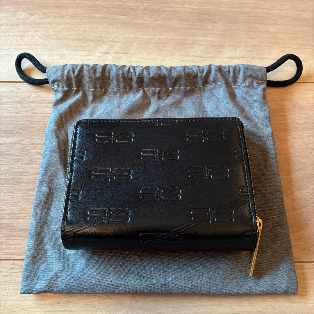 【新品未使用】BALENCIAGA エンボス　モノグラムロゴ　折り財布