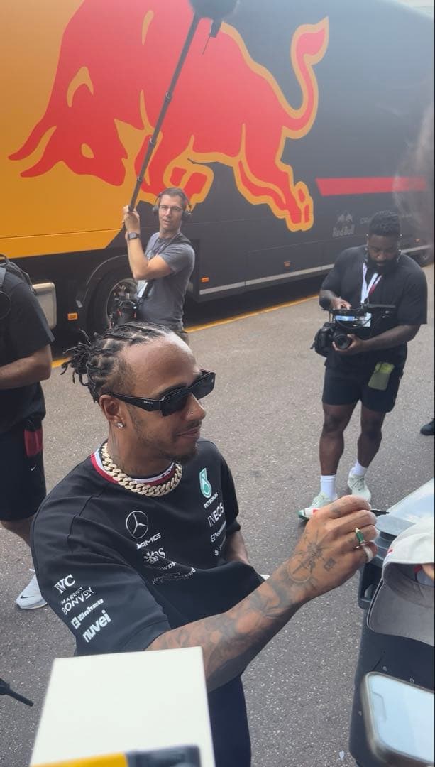 証拠ありフェラーリ　ルイスハミルトン　サイン色紙