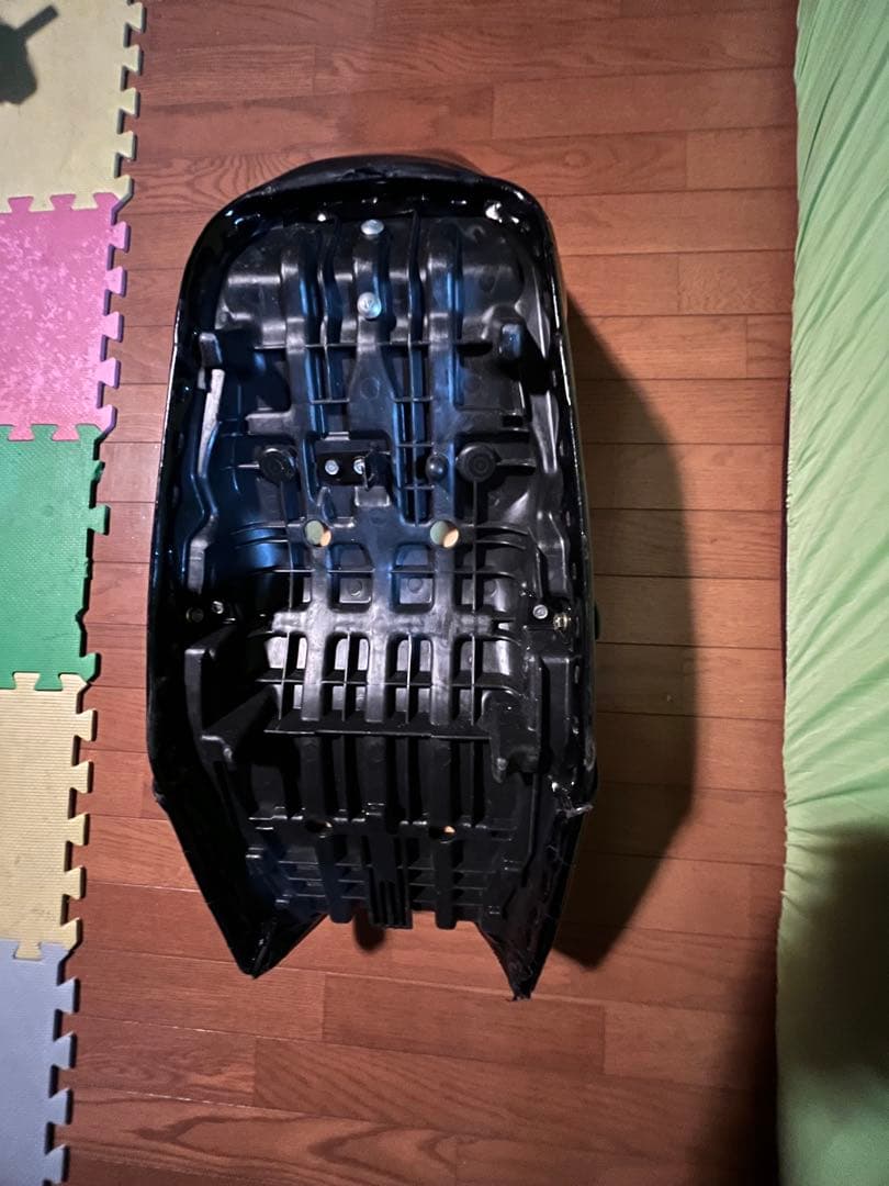xjr400 三段シート　エナメル黒　35又は40cm