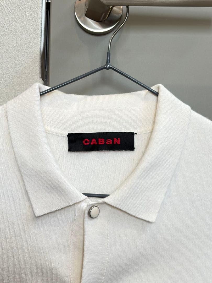 CaBAN コットンカシミヤ パールロゴポロカーディガン 白