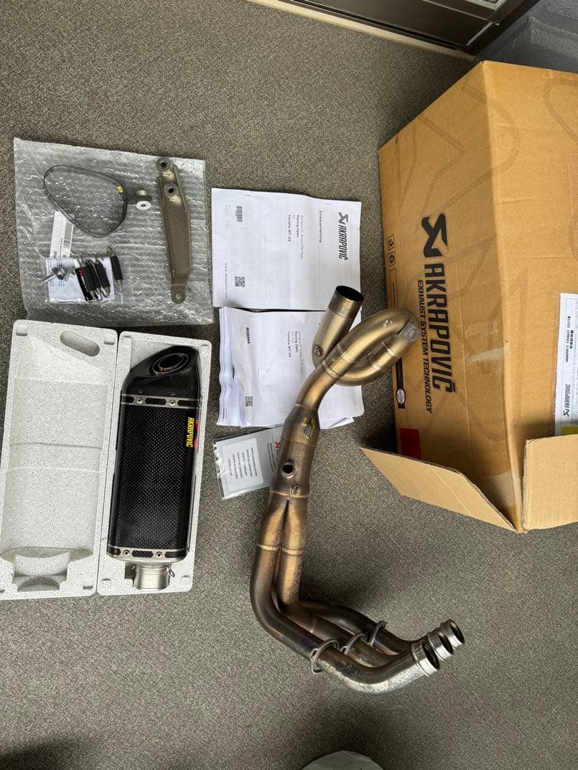 と*も様 Akrapovic フルエキゾーストマフラー MT-09