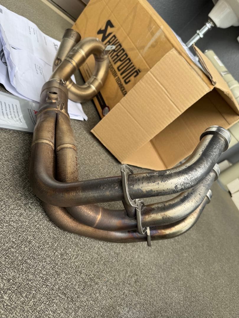 と*も様 Akrapovic フルエキゾーストマフラー MT-09