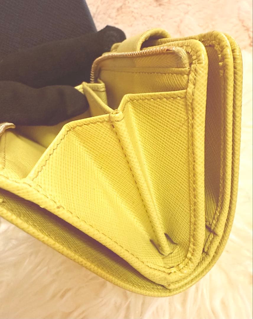 まこちゃん　　PRADA サフィアーノレザー 二つ折り財布 イエロー
