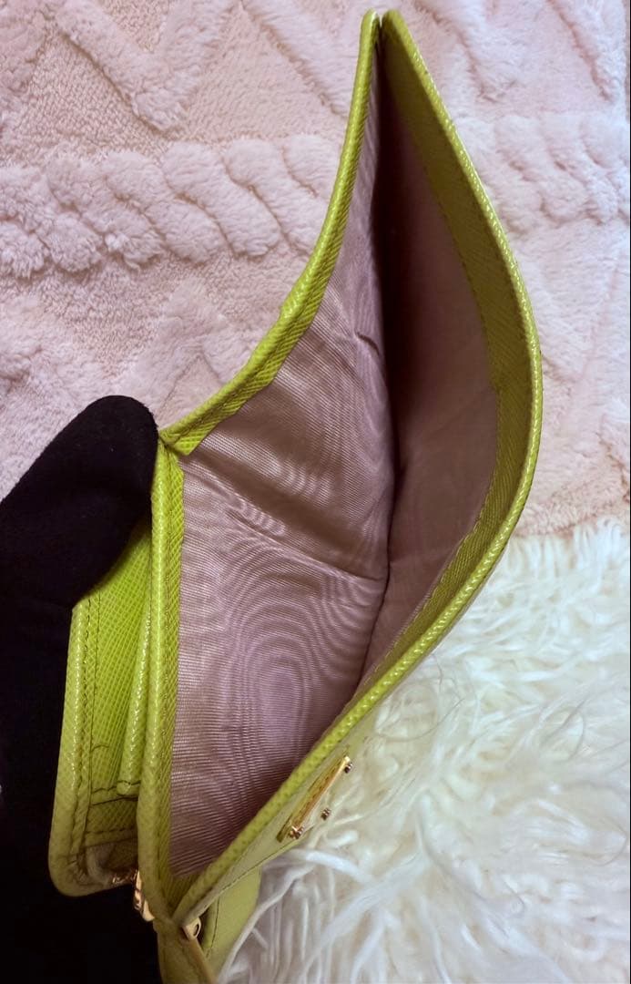まこちゃん　　PRADA サフィアーノレザー 二つ折り財布 イエロー