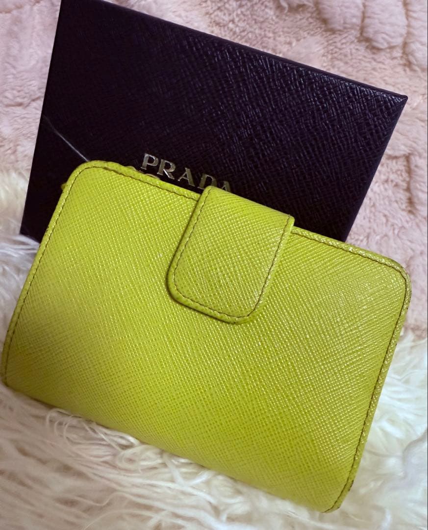 まこちゃん　　PRADA サフィアーノレザー 二つ折り財布 イエロー