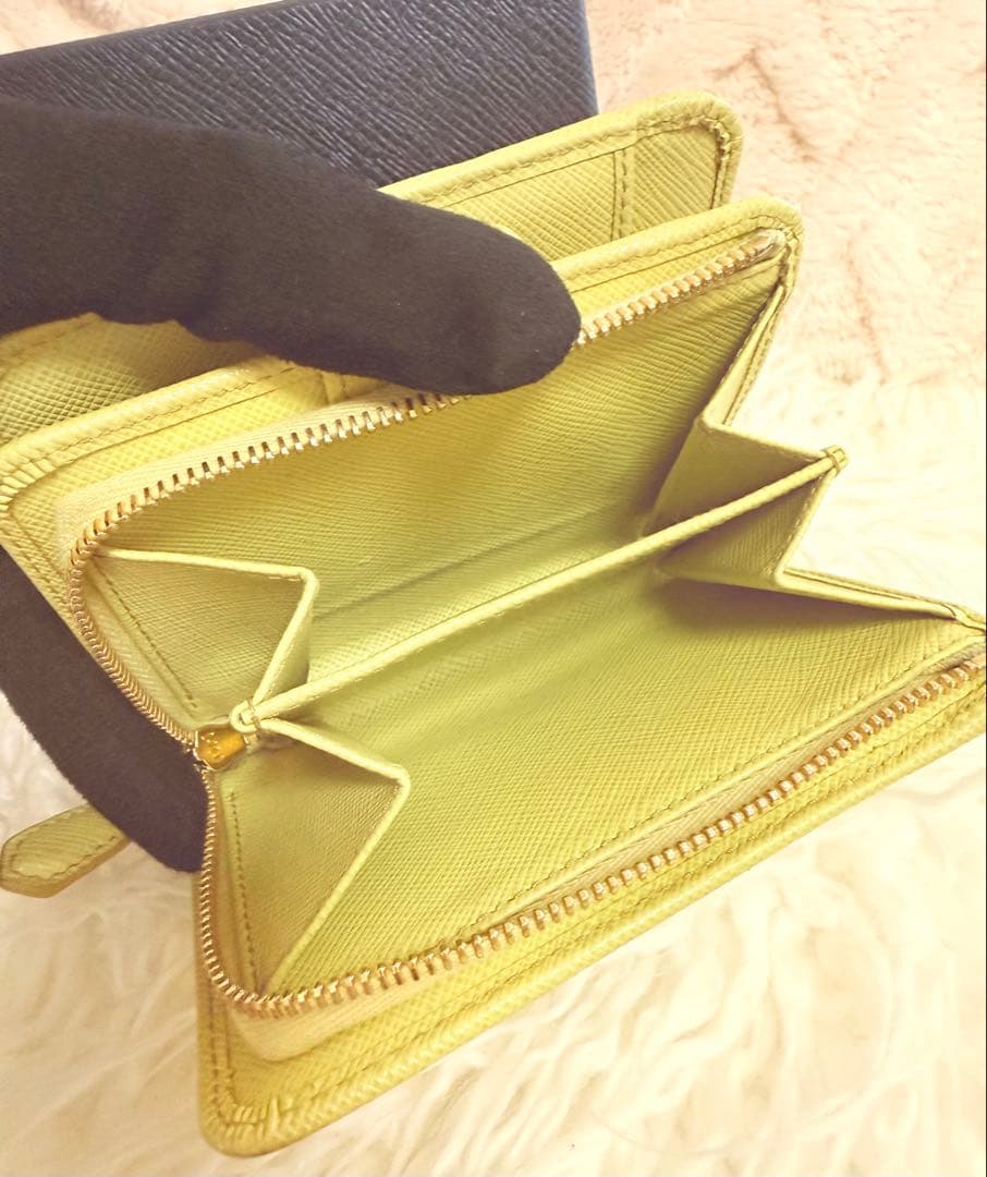 まこちゃん　　PRADA サフィアーノレザー 二つ折り財布 イエロー