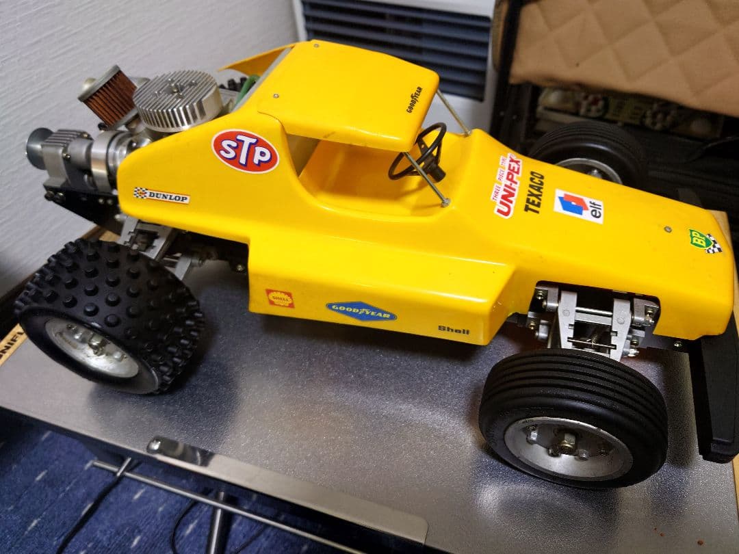 1/8 エンジンラジコンカー