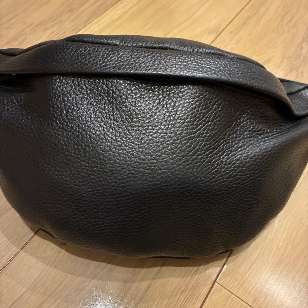 【美品】AULENTTI 黒 レザー ボディバッグ 調整可能