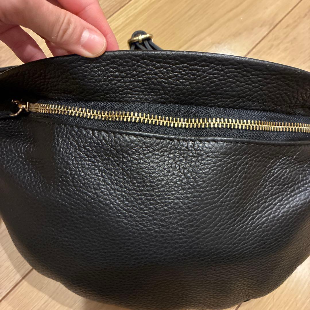 【美品】AULENTTI 黒 レザー ボディバッグ 調整可能