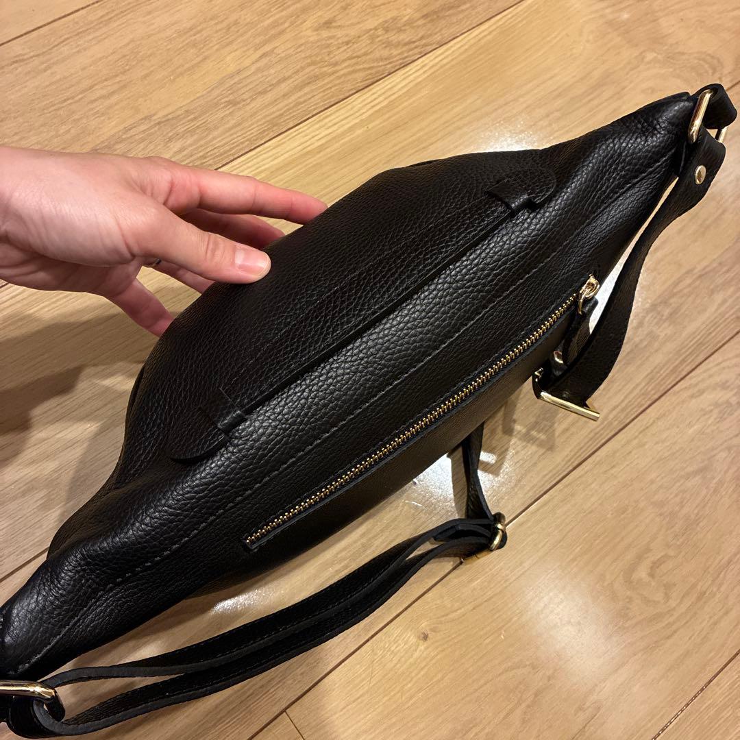 【美品】AULENTTI 黒 レザー ボディバッグ 調整可能