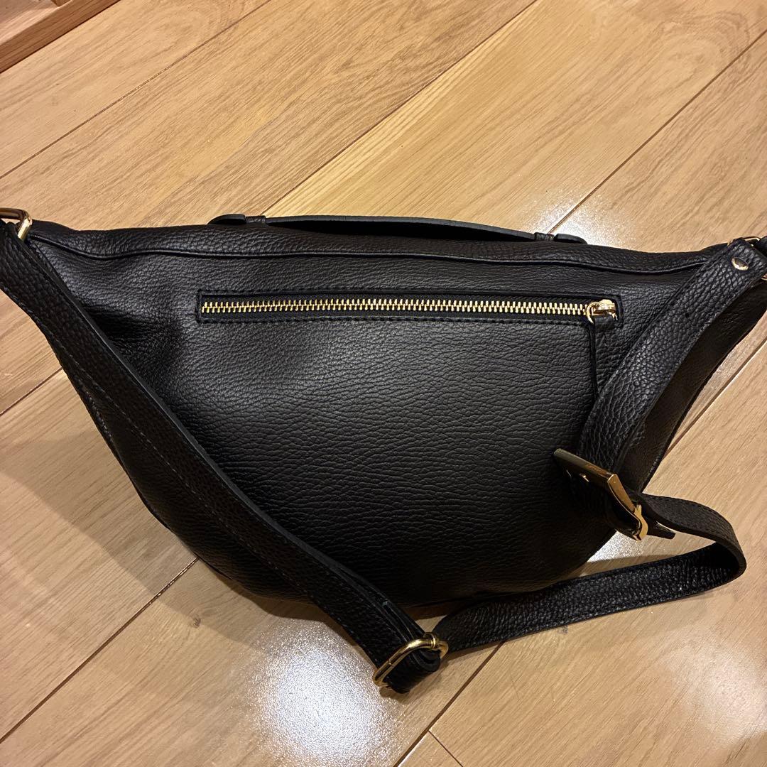 【美品】AULENTTI 黒 レザー ボディバッグ 調整可能