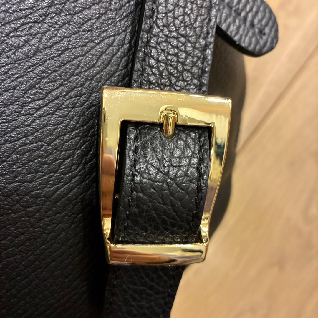【美品】AULENTTI 黒 レザー ボディバッグ 調整可能