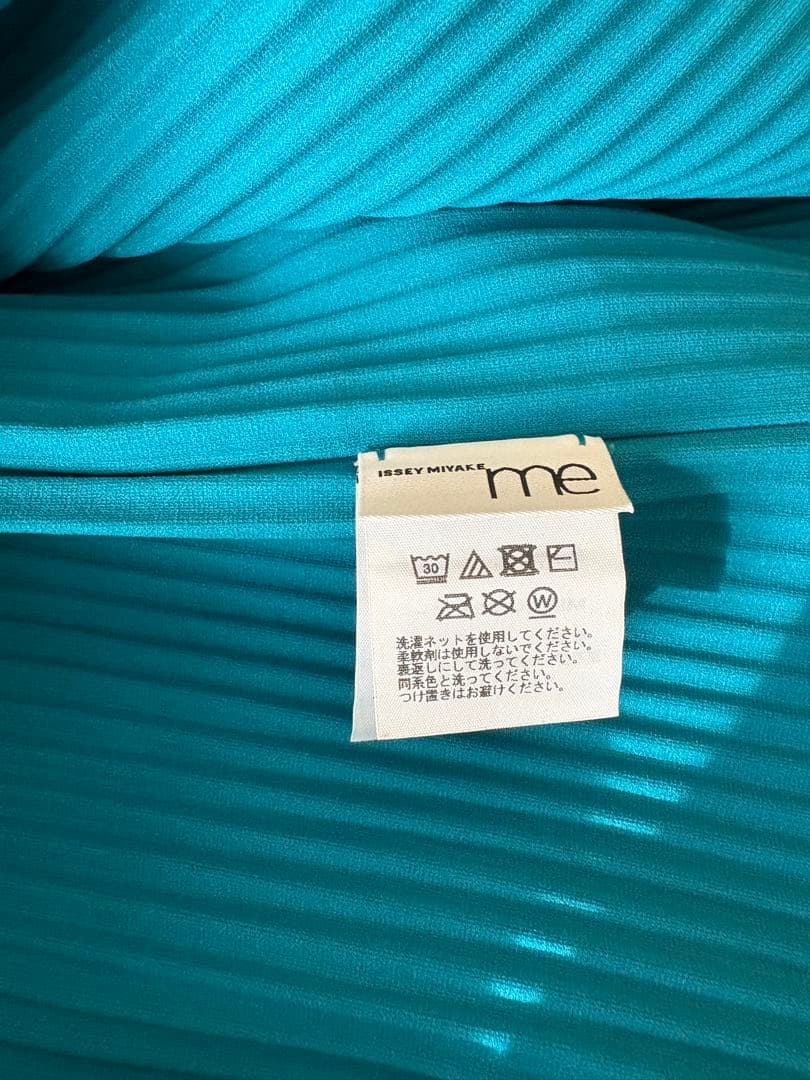 me byISSEY MIYAKE 青ノースリーブトップス