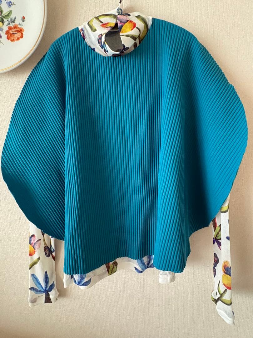 me byISSEY MIYAKE 青ノースリーブトップス