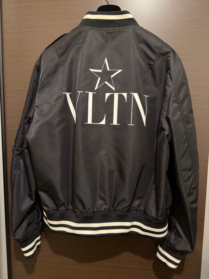 VALENTINO ブラック ブルゾン VLTN