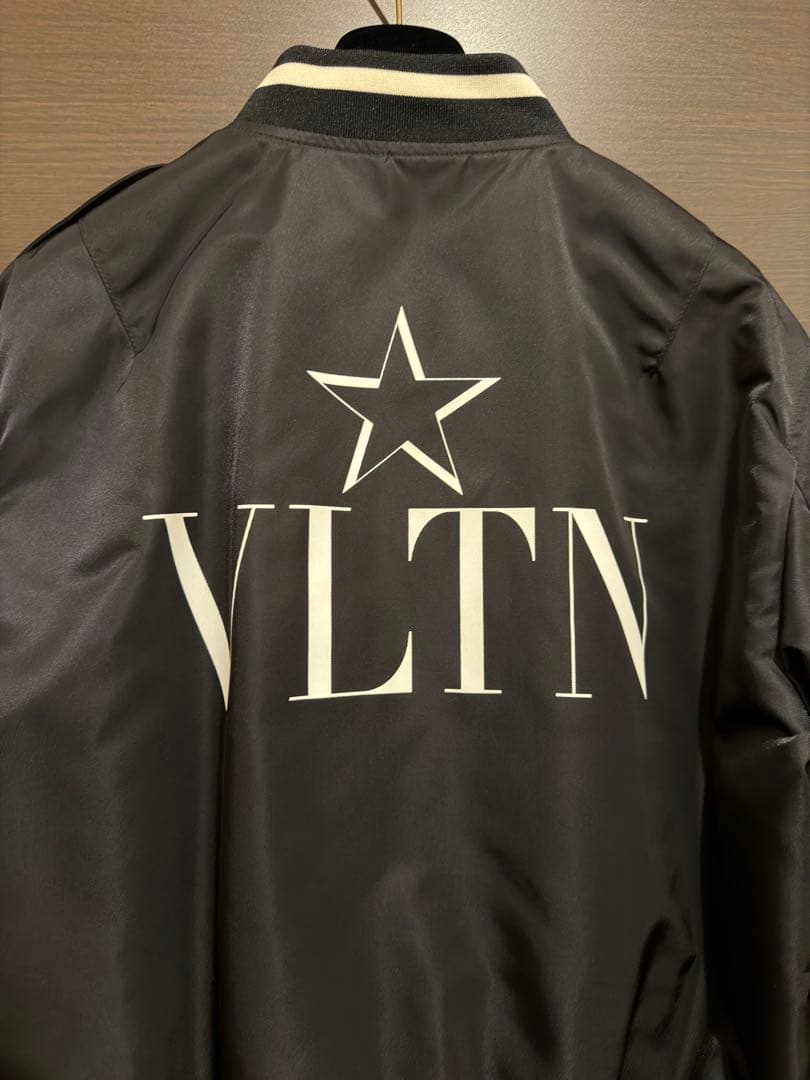 VALENTINO ブラック ブルゾン VLTN