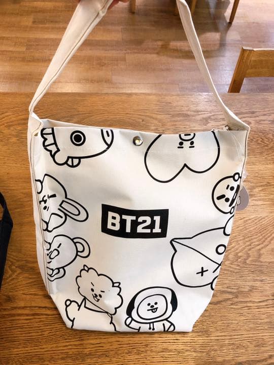 BT21 公式 ナイロントートバッグ 缶バッジ（2個）付