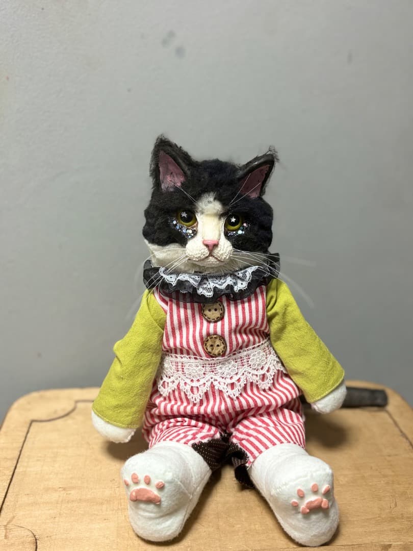 A サーカス猫　黒白猫のアートドール【ハンドメイド】猫　ぬいぐるみ　羊毛フェルト