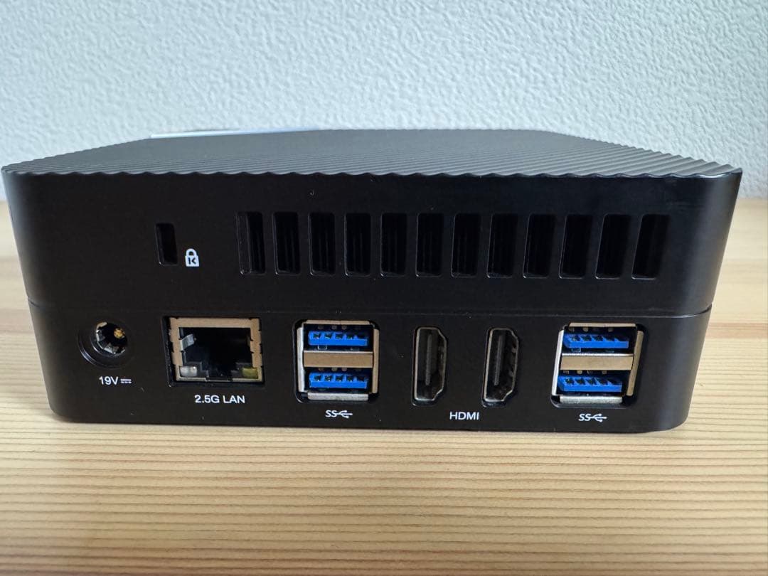 ミニPC MINIS FORUM UM690