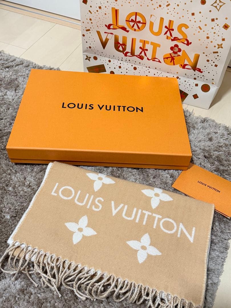 【あやん】ルイヴィトン マフラー LV エセンシャル ベージュ 新品同様