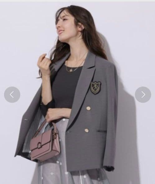 r*】様 新品✨Apuweiser-riche エンブレムブローチ付きテーラージ