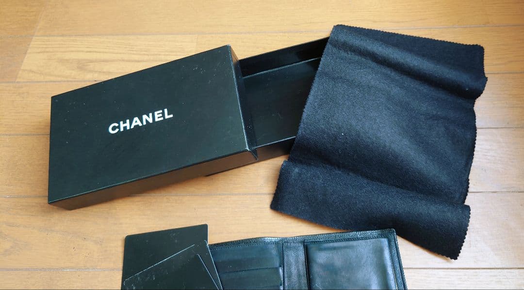 CHANEL ブラックレザー 二つ折り財布 箱付き