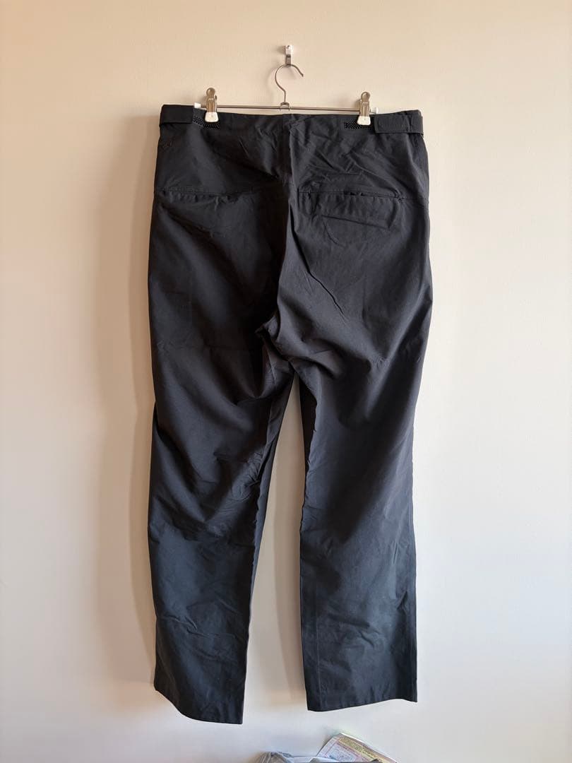 黒 テーラードジャケットとパンツ セット　デサントポーズ