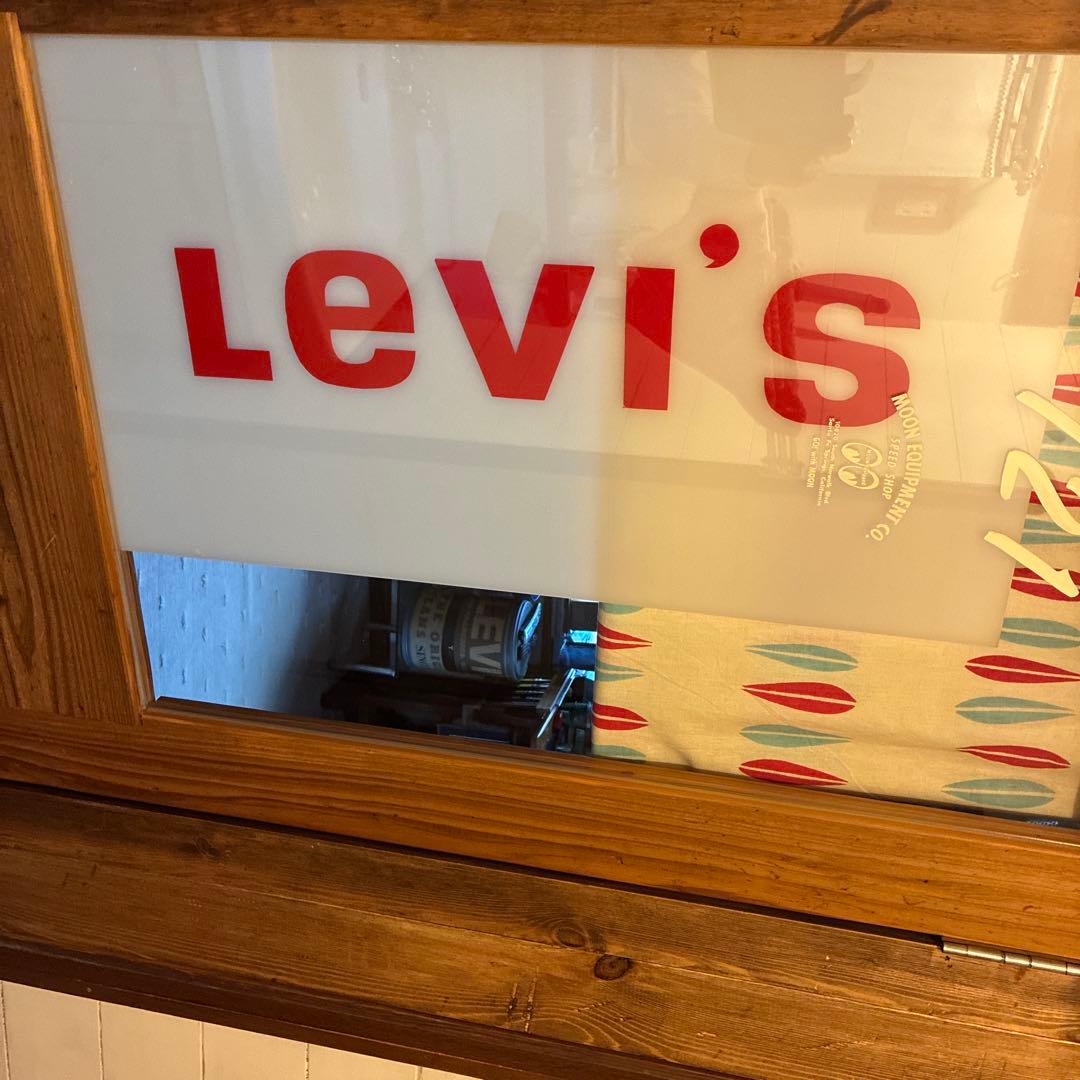 LEVI'S 赤いプラスチックサイン 看板 12月7日迄の特別価格です。