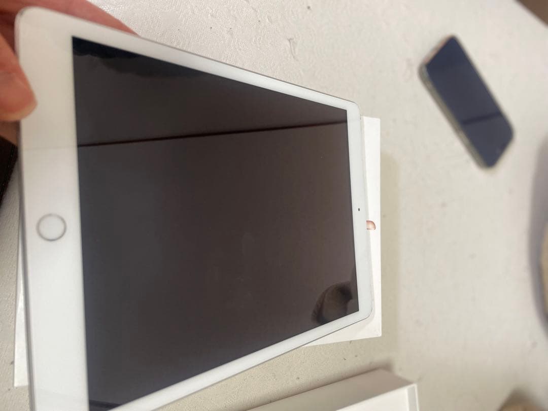 く*こ様 Apple iPad (第7世代) 32GB バッテリー93%