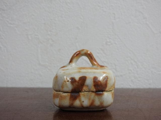 志野ハジキ香合　野田東山　共箱　M614