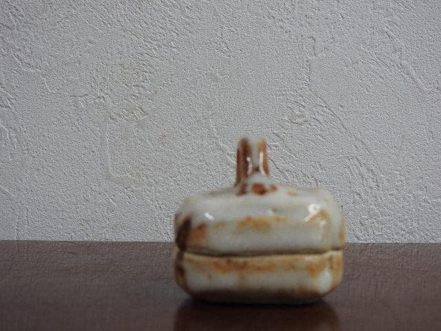 志野ハジキ香合　野田東山　共箱　M614