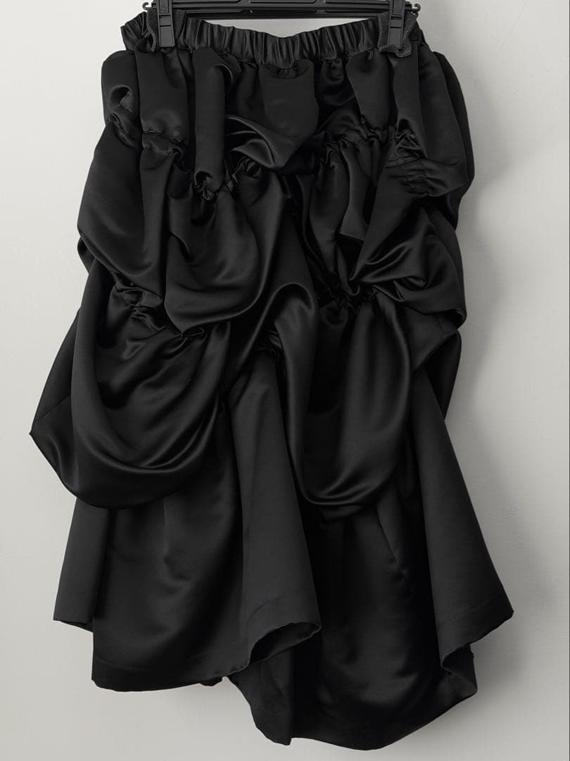 Comme des garçons 24awエステルサテン変形スカート