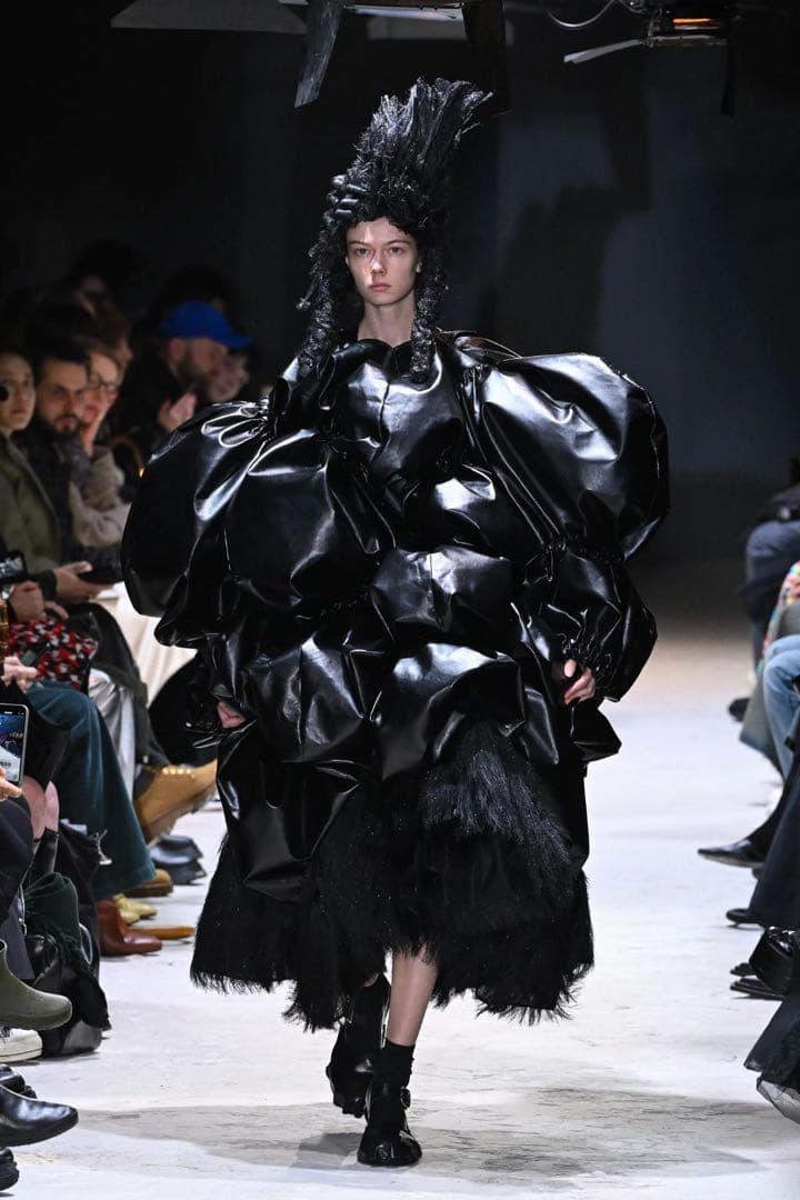 Comme des garçons 24awエステルサテン変形スカート