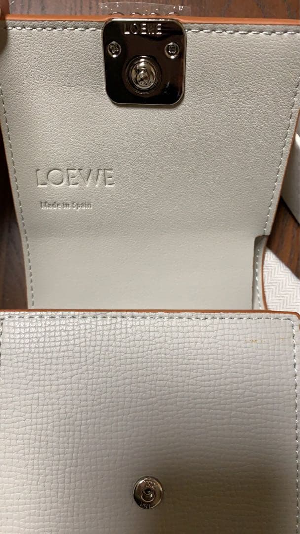 財布　二つ折り財布　LOEWEロゴ入り