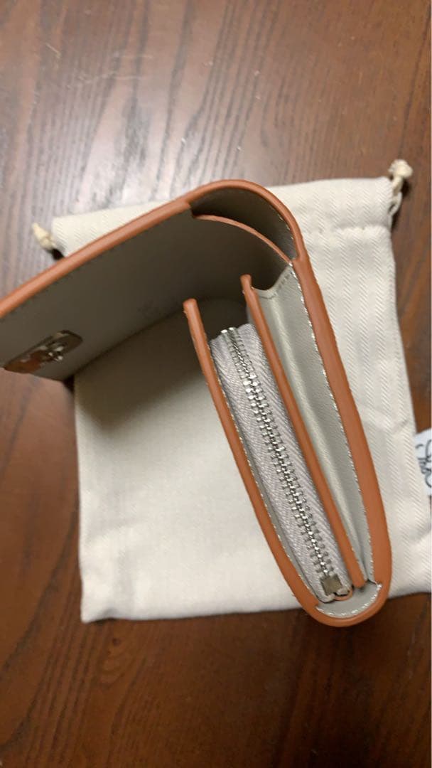 財布　二つ折り財布　LOEWEロゴ入り