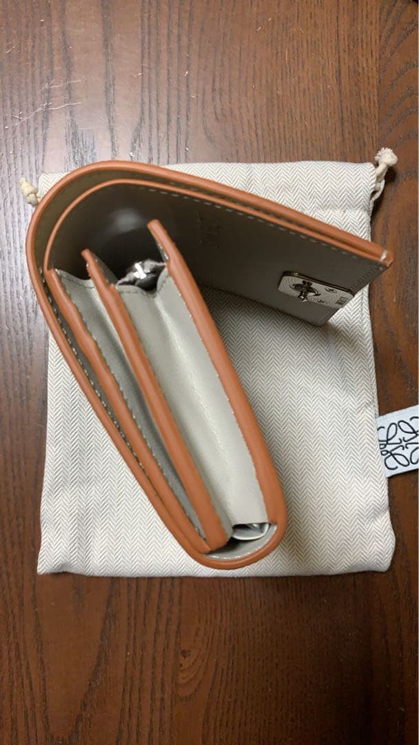 財布　二つ折り財布　LOEWEロゴ入り