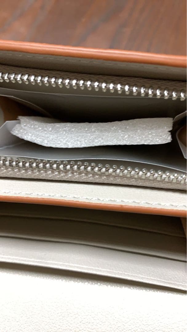 財布　二つ折り財布　LOEWEロゴ入り
