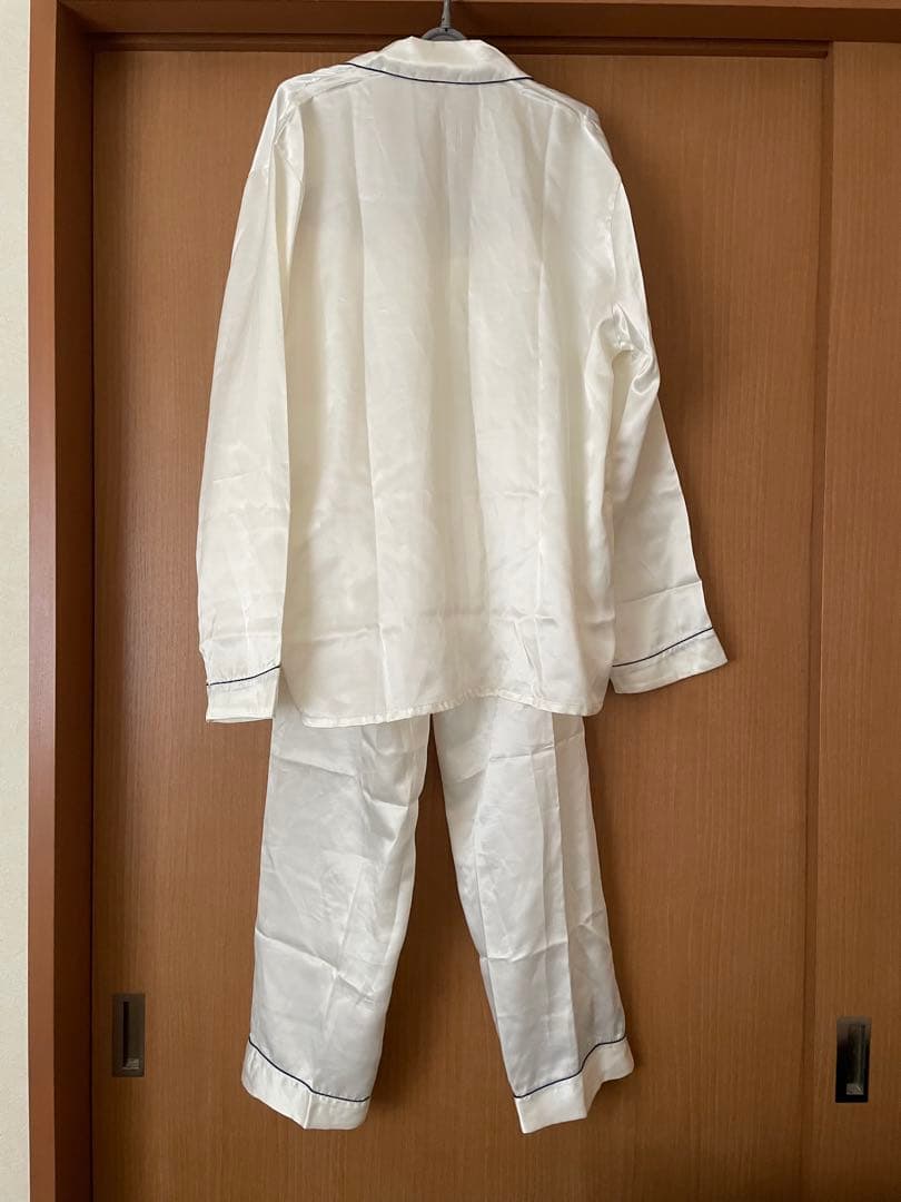 未使用　100%シルクパジャマ 　アイボリー　 美肌 絹100 快眠 ゆったり