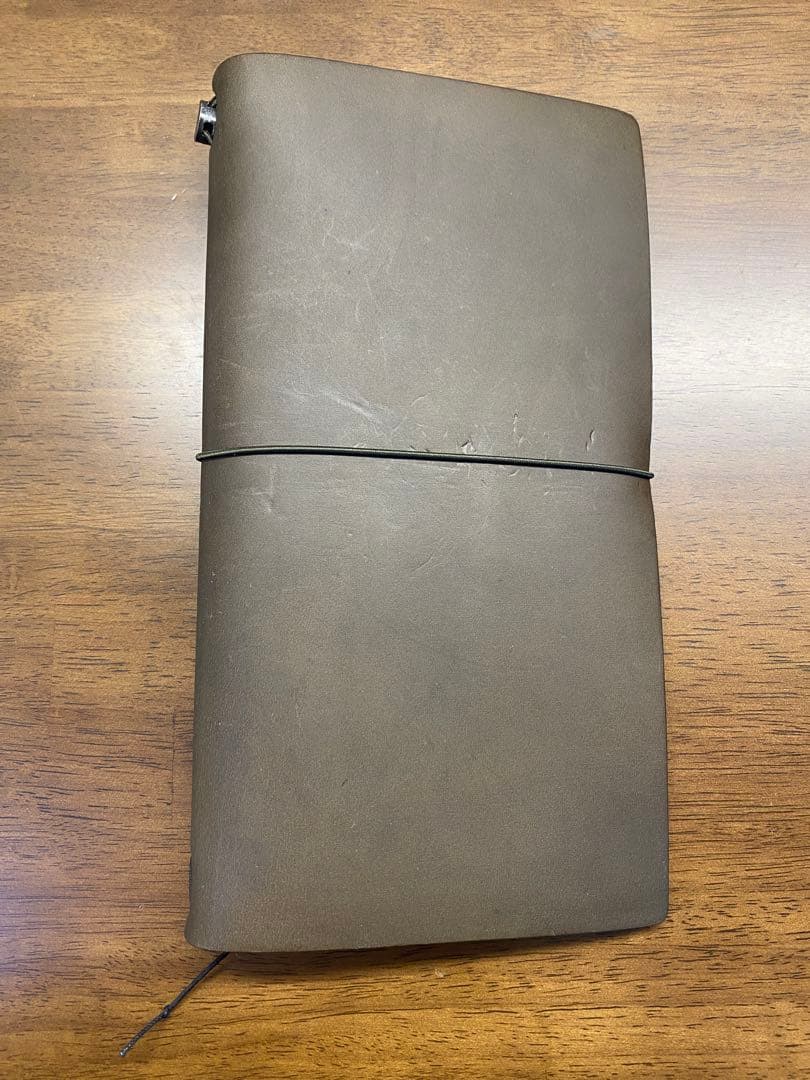 【中古品】トラベラーズノート　オリーブ　レギュラーサイズ　限定レザータグ付き