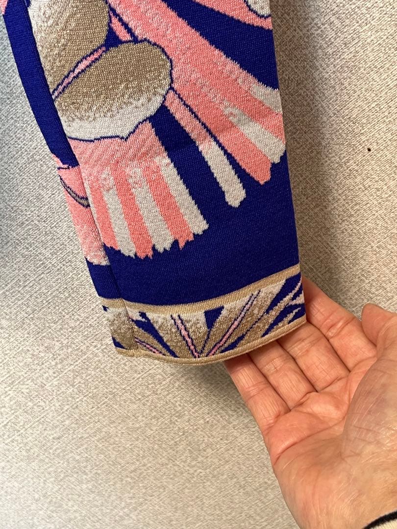 レオナール　青色花柄カーディガン　春先に