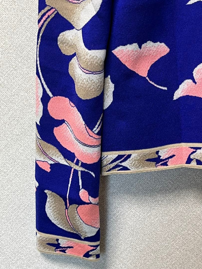 レオナール　青色花柄カーディガン　春先に