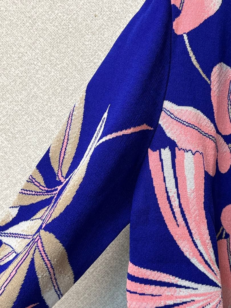 レオナール　青色花柄カーディガン　春先に