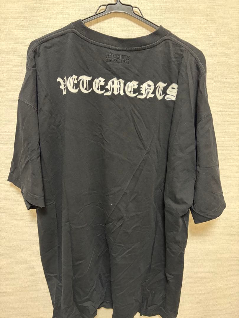 VETEMENTS アナーキーロゴTシャツ